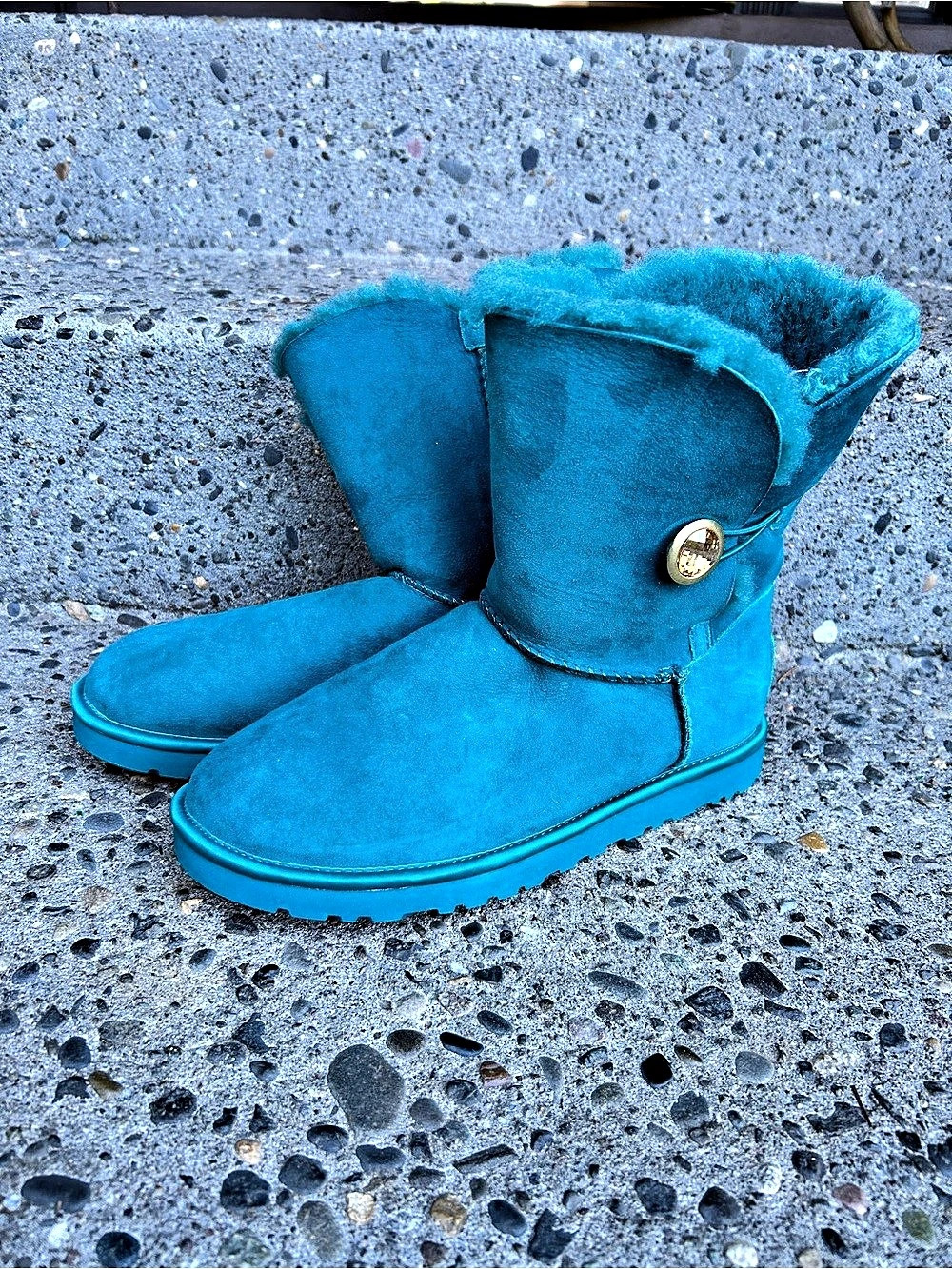 UGG Bailey Button Bling Boot Turquoise Blue Winter Boots 
Woman’s size 9-9.5